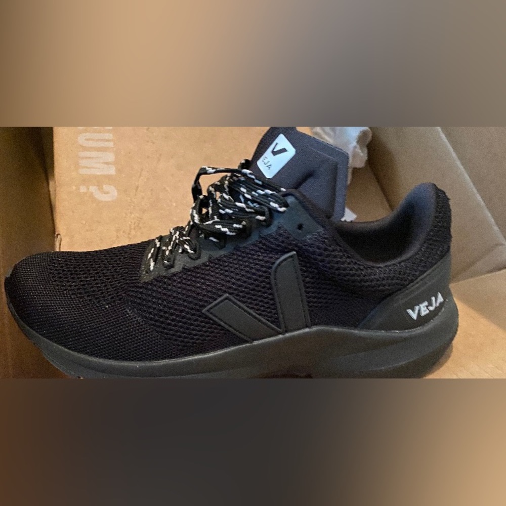 NWT Veja black sneakers EU size 40 (women’s 8 1/2-9/men’s 7).Brand new with box. - Picture 10 of 14